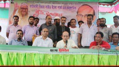 পিরোজপুরের কাউখালীতে চিড়াপাড়া এমই সাইক্লোন শেল্টারের উদ্বোধন শেষে বক্তব্য রাখছেন পানিসস্পদমন্ত্রী আনোয়ার হোসেন মঞ্জু