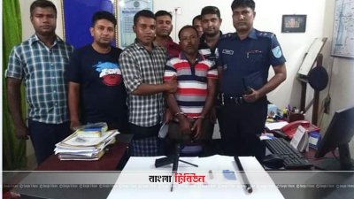অস্ত্রসহ গ্রেফতার আসামি মোশারফ হোসেন (মাঝে-লাল সাদা টিশার্ট পরা)