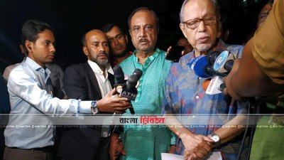 গুলশানে বৈঠক শেষে সাংবাদিকদের সঙ্গে কথা বলছেন যুক্তফ্রন্টের চেয়ারম্যান ও সাবেক রাষ্ট্রপতি বদরুদ্দোজা চৌধুরী