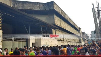 টঙ্গীতে ন্যাশনাল ফ্যান কারখানায় বিস্ফোরণের পর শ্রমিকরা সব গেটে বাইরে অপেক্ষা করছে