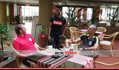 মঙ্গলবার টিম হোটেলে কোচ জেমি ডে ও সহকারী কোচ স্টুয়ার্ট ওয়াটকিস অভিনন্দন জানাচ্ছেন বিপলুকে