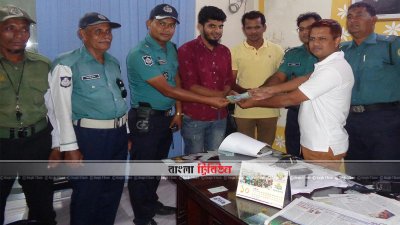 যুবক নাহিয়ানের হারিয়ে যাওয়া টাকা ফেরত দিচ্ছেন ডিএমপি উত্তরা জোনের ট্রাফিক পুলিশের সদস্যরা