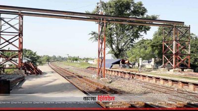 ঝুঁকিপূর্ণ ওভারব্রিজটি