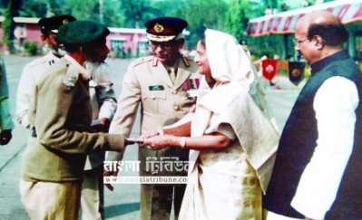 ১৯৯৮ সালে তৎকালীন প্রধানমন্ত্রী শেখ হাসিনার কাছ থেকে ভাতার চেক নেন মুক্তিযোদ্ধা ইয়াদ আলী