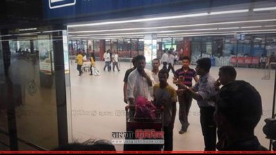 বিমানবন্দরে সৌদি আরব থেকে ফেরত আসা কর্মীদের কয়েকজন