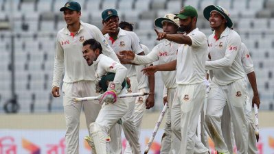 ঢাকা টেস্টে অস্ট্রেলিয়াকে হারানোর পর মুশফিকদের উল্লাস।