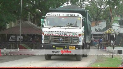 হিলি স্থলবন্দর দিয়ে ট্রাকে করে নিয়ে আসা হচ্ছে পাথর