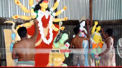 দুর্গা প্রতিমায় তুলির আঁচড়