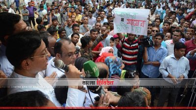 বক্তব্য রাখছেন ডা. শাহাদাত হোসেন