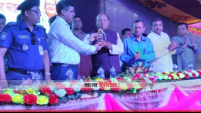 মঞ্চে অন্যান্যের মধ্যে তোফায়েল আহমেদ (ছবি- প্রতিনিধি)