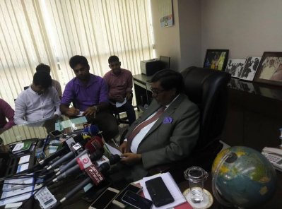সাংবাদিকদের সঙ্গে কথা বলেন নির্বাচন কমিশনার মাহবুব তালুকদার