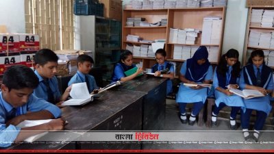মুক্তিযুদ্ধ কর্নারে শিক্ষার্থীরা
