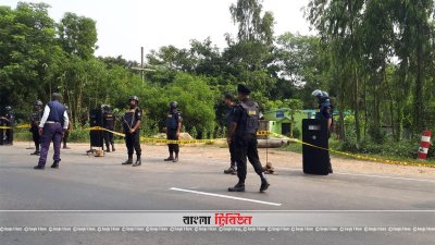 জঙ্গি আস্তানার পাশে আইনশৃঙ্খলা বাহিনীর সদস্যদের অবস্থান