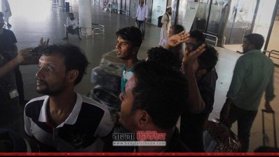 শাহজালাল বিমানবন্দরে সৌদি আরব থেকে ফিরে আসা কয়েকজন কর্মী