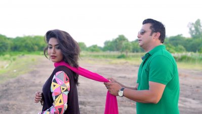 নাটকের একটি দৃশ্যে মম ও নাঈম