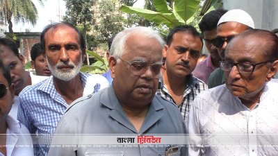 সাংবাদিকদের সঙ্গে কথা বলেন নাজমুল হুদা