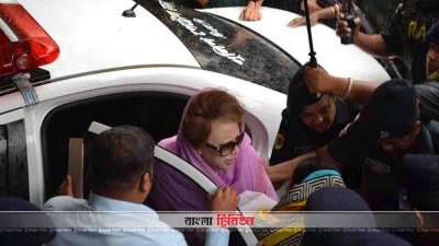 শনিবার গাড়ি থেকে বিএসএমএমইউ&rsquo;তে নামানো হচ্ছে খালেদা জিয়াকে
