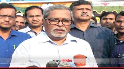 সুনামগঞ্জে সাংবাদিকদের সঙ্গে কথা বলছেন সিইসি কেএম নুরুল হুদা