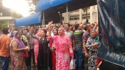 বিএসএমএমইউ-এর গেটে স্লোগানরত বিএনপির নেতাকর্মীরা