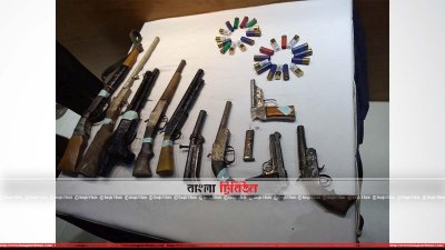 গ্রেফতার সাইফুল রাঙ্গুনিয়ার দেওয়া তথ্যের ভিত্তিতে উদ্ধারকৃত অস্ত্র ও গুলি  