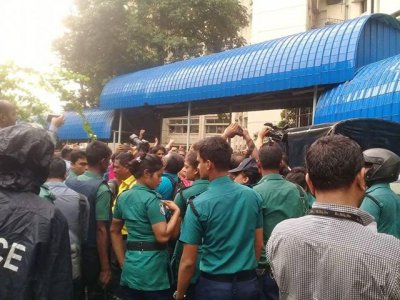 বিএসএমএমইউ থেকে বিএনপির নেতাকর্মীদের বের করে দেয় পুলিশ