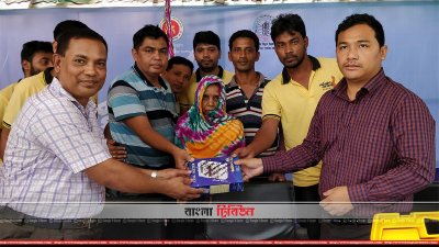 গ্রাহককে মিটার বুঝিয়ে দেওয়া হচ্ছে