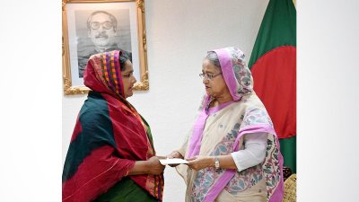 অনুদানের চেক প্রদান করছেন প্রধানমন্ত্রী শেখ হাসিনা (ছবি: পিআইডি/ ফোকাস-বাংলা)