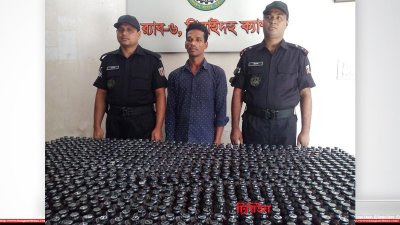 ফেনসিডিলসহ আটক সিরাজুল ইসলাম (মাঝে)
