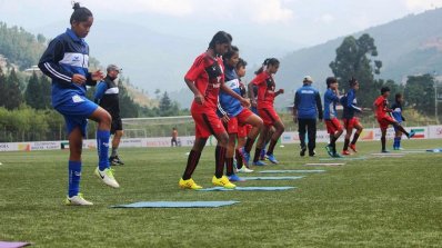 অনুশীলনে মেয়েরা। 