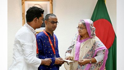 অনুদানের চেক প্রদান করছেন প্রধানমন্ত্রী শেখ হাসিনা (ছবি: পিআইডি/ফোকাস বাংলা)