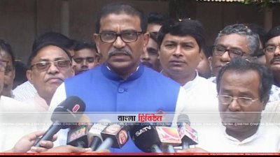 কুষ্টিয়ায় সাংবাদিকদের প্রশ্নের উত্তর দিচ্ছেন মাহবুব-উল আলম হানিফ