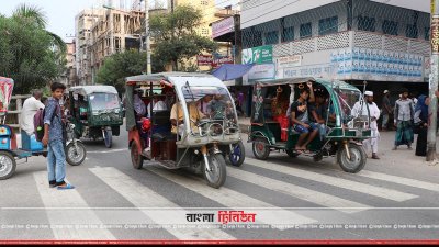 সচেতনতার অভাবে জেব্রাক্রসিং ব্যবহার করছেন না রাজশাহীবাসী