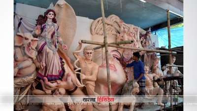 মণ্ডপে চলছে দুর্গাপূজার প্রস্তুতি