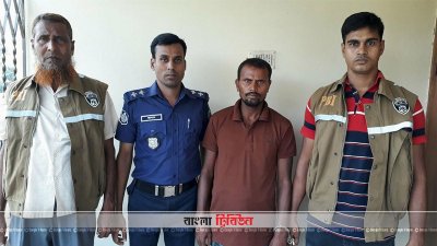গ্রেফতারকৃত রোখসানা হত্যার পরিকল্পনাকারী আবদুল আজিজ (বাঁ থেকে দ্বিতীয়)