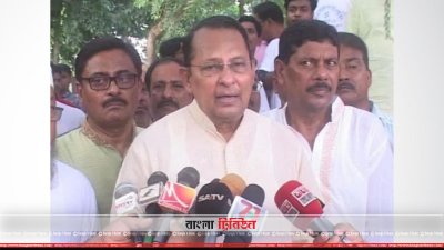 সাংবাদিকদের সঙ্গে কথা বলছেন তথ্যমন্ত্রী হাসানুল হক ইনু