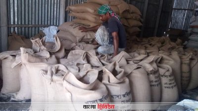  সরকারি চাল ক্রয় করা অপরাধ দুই ব্যবসায়ীকে জরিমানা ও চাল উদ্ধার