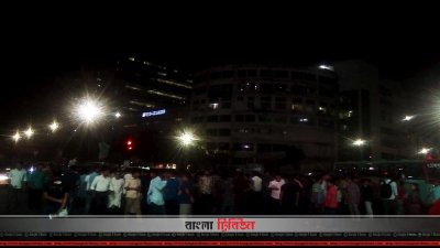 সন্ধ্যায় ফের শাহবাগ মোড় অবরোধ করেন মুক্তিযোদ্ধার সন্তানেরা