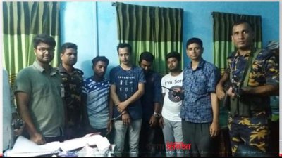 ইয়াবাসহ আটক চার জন (মাঝে)