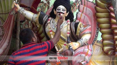 হিলিতে ২০টি পূজা মণ্ডপে চলছে শেষ মুহূর্তের প্রস্তুতি