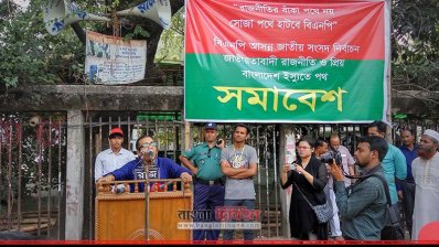 প্রেসক্লাবের সামনে বক্তব্য রাখছেন &lsquo;আসল বিএনপি&rsquo;র কামরুল হাসান নাসিম