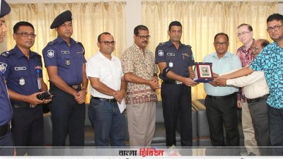  নারায়ণগঞ্জ প্রেসক্লাবে নবাগত পুলিশ সুপার সাংবাদিকদের সঙ্গে সৌজন্য সাক্ষাৎ করতে গেলে তাকে ক্রেস্ট দিয়ে শুভেচ্ছা জানান সাংবাদিক নেতারা