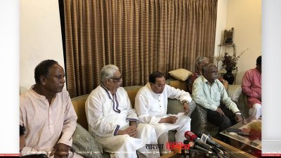 বিএনপি-যুক্তফ্রন্ট-জাতীয় ঐক্য প্রক্রিয়ার বৈঠকের মাঝে সাংবাদিকদের ব্রিফ করেন মওদুদ আহমদ