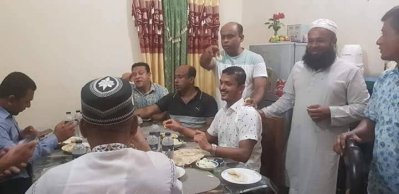মুক্তির পর পরিবারের সদস্যদের সঙ্গে তাহের পুত্র বিপ্লব