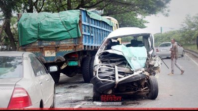 ধুমড়ে-মুচড়ে যাওয়া মাইক্রোবাস (ছবি&ndash; প্রতিনিধি)
