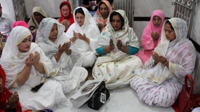 কদম রসুল সেতু অনুমোদন পাওয়ায় মেয়র আইভীর দরগা জিয়ারত