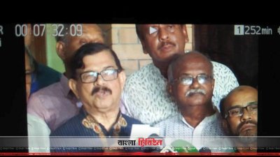 বৈঠক শেষ সাংবাদিকদের সঙ্গে কথা বলছেন মাহমুদুর রহমান মান্না