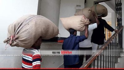 গণনা শেষে ব্যাংকে নেওয়া হচ্ছে টাকা ও সোনার অলঙ্কার (ছবি&ndash; প্রতিনিধি)