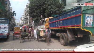 জব্দ আলামতেই রাস্তা দখল