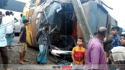 দুর্ঘটনায় উল্টে যাওয়া এনা পরিবহনের বাস