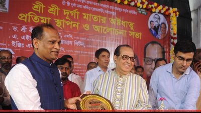 প্রতিমন্ত্রী বীরেন শিকদারকে ক্রেস্ট প্রদান